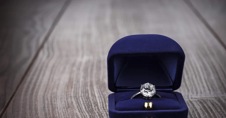 4 Factors to Consider When Shopping for an Engagement Ring