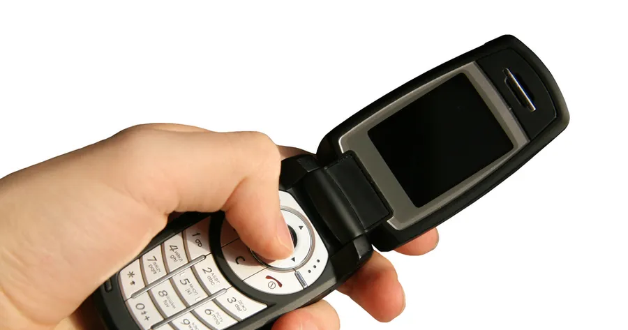 Is The Flip Phone Making a Comeback? Why Some People are Switching To Dumb Phones