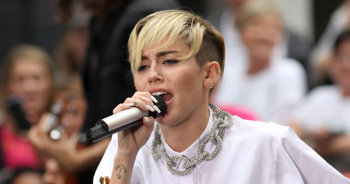 Miley Cyrus' Controversial MTV Unplugged Performance with Madonna! Fame10