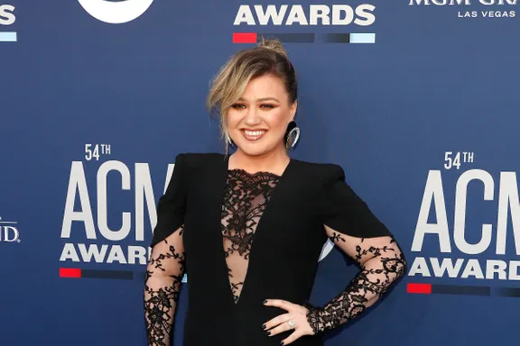 Kelly Clarkson Had The Best Response To Being Mistaken For A Seat Filler At 2019 ACM Awards