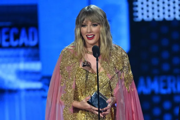 Taylor Swift Delivers An Emotional Speech At The AMAs About Her “Complicated” Year