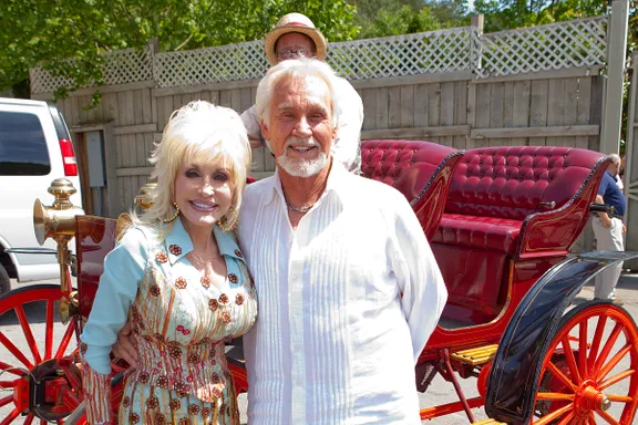 Dolly Parton, Lionel Richie And More Celebs To Honor Kenny Rogers During CMT Benefit Show