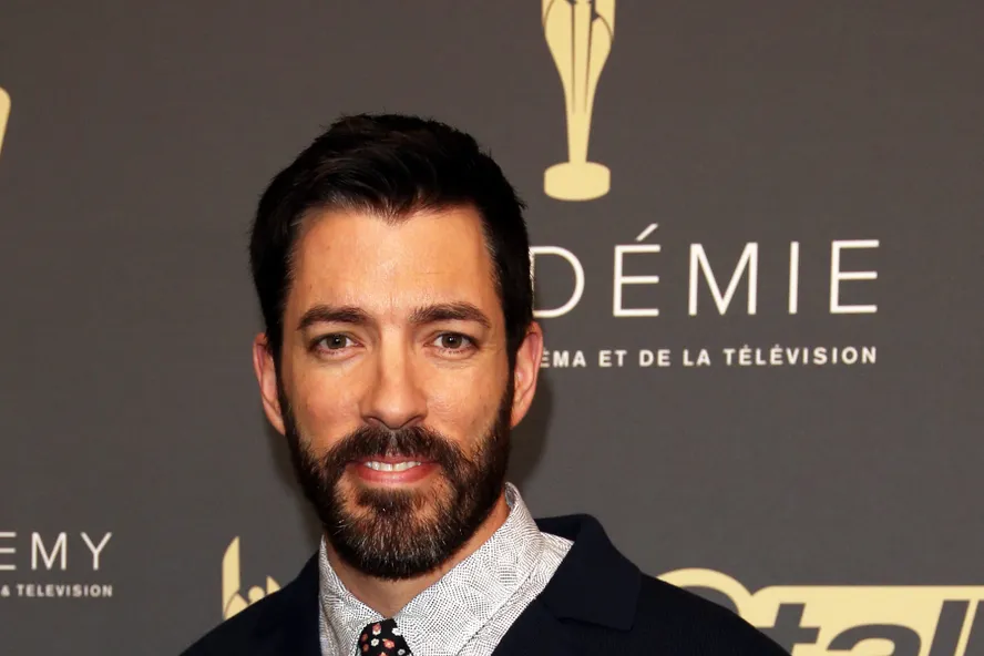 Property Brothers’ Drew Scott Sings Beautiful Acoustic Rendition of ‘Lean on Me’