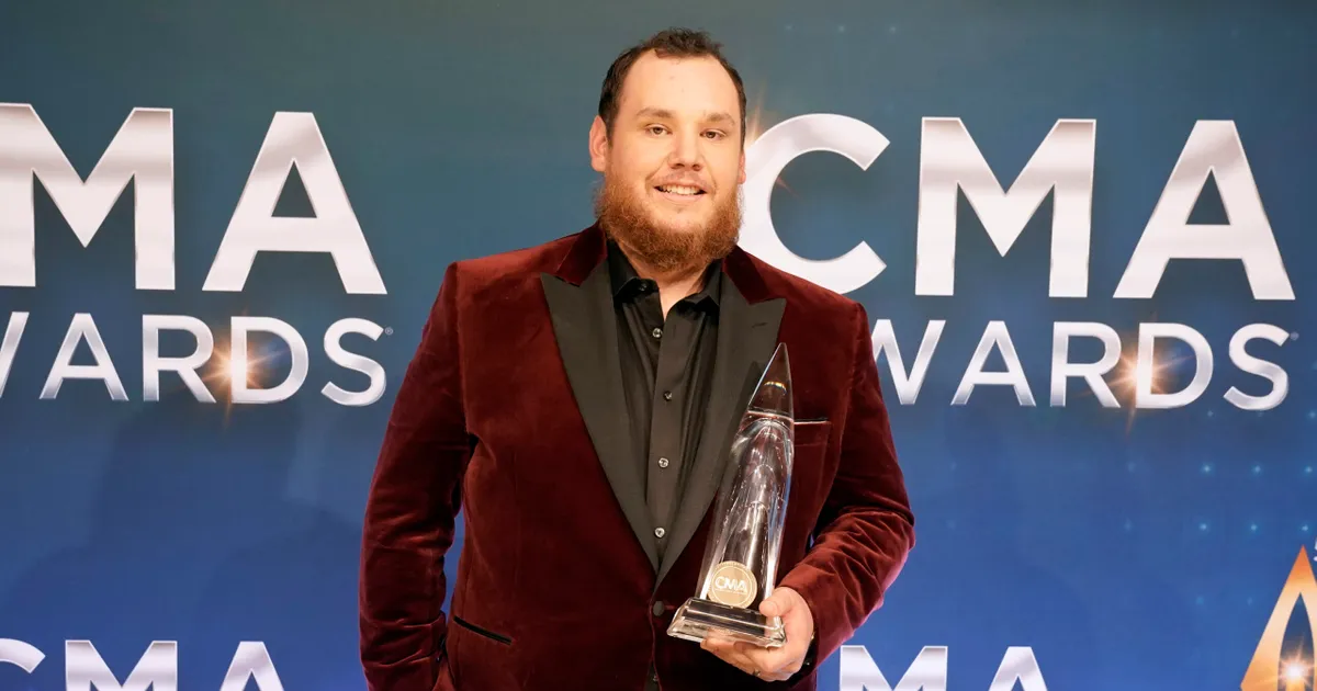 Luke Combs Crowned Entertainer Of The Year At 2021 CMA Awards Fame10