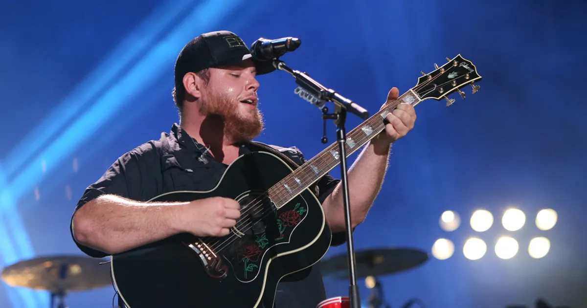 Luke Combs Wins 2022 CMAs Entertainer Of The Year For A Second Time(02)