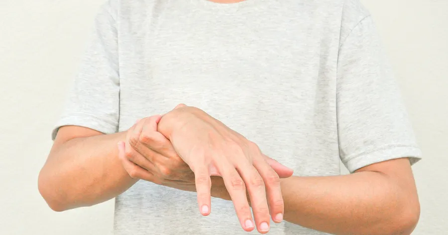 Dermatomyositis: Common Signs & Symptoms Unveiled