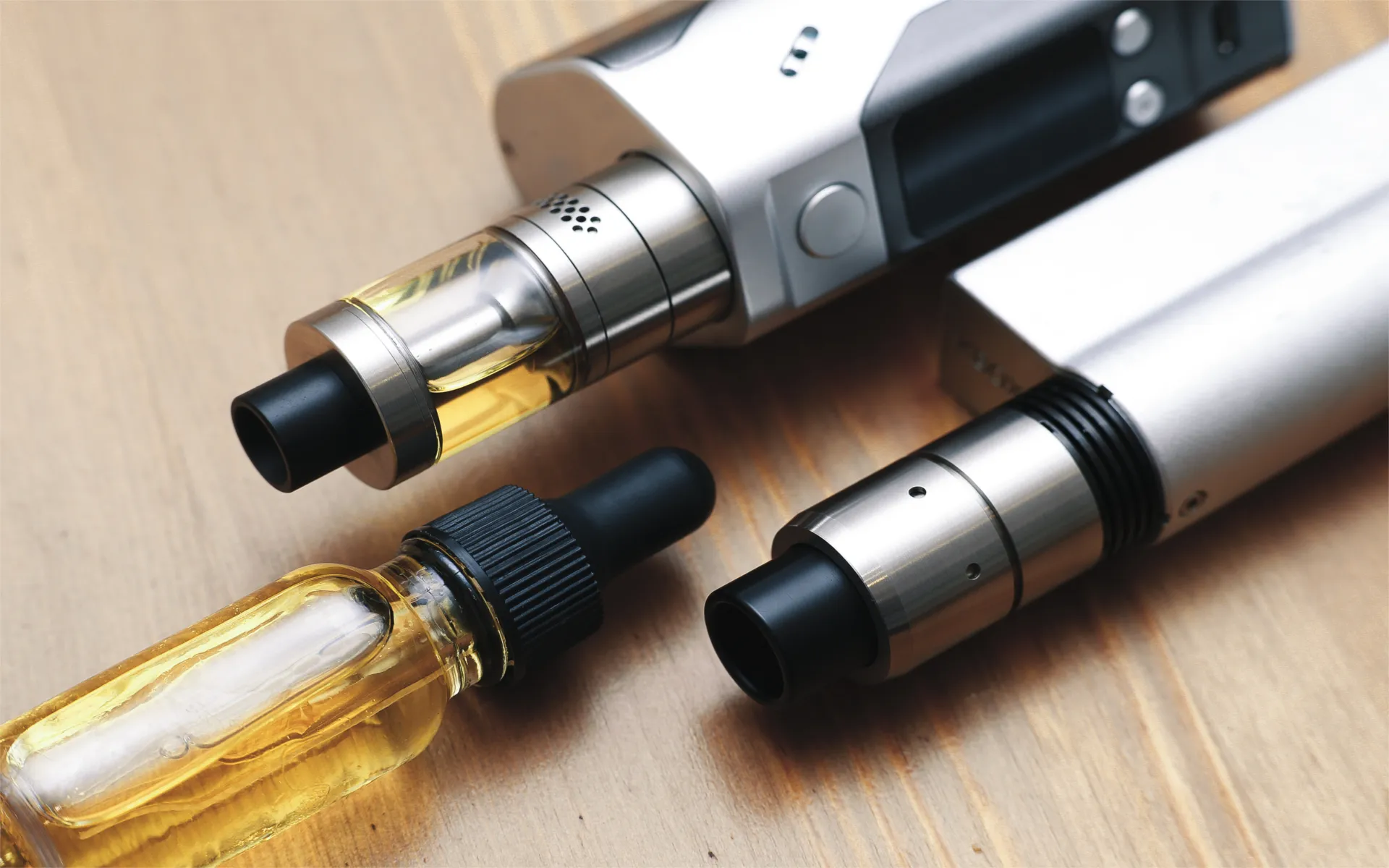 A Guide to Vaping and E-Cigarettes