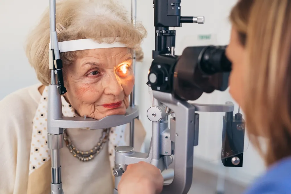 Navigating Eye Care: Finding Free Eye Exams for Uninsured Seniors