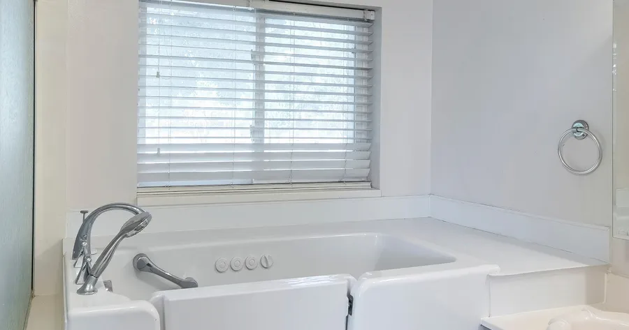 The Many Benefits of Walk-In Bathtubs for Seniors