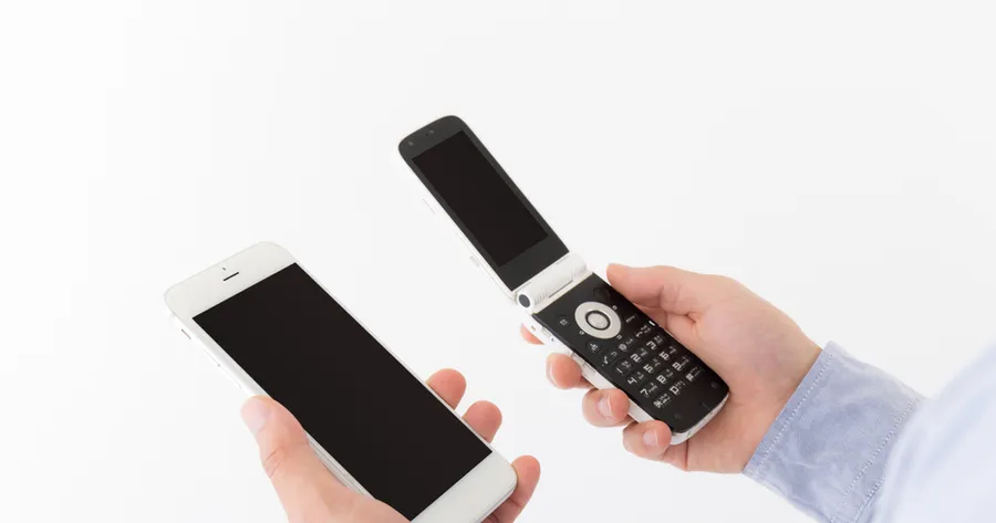 Is The Flip Phone Back? Why Some People are Switching To Dumb Phones