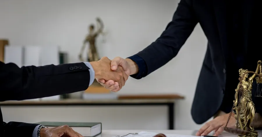 Choosing Between Local Lawyers and National Firms for Accident Cases