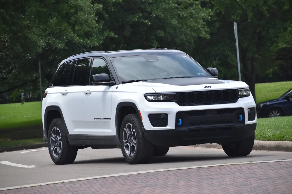 Jeep Grand Cherokee: Bold Redesign, Luxurious Interior, Hybrid Power