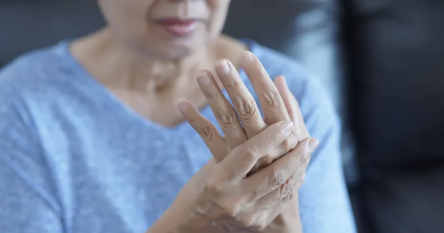 Signs of Hand Osteoarthritis & Why It’s Important to Pay Attention To Them