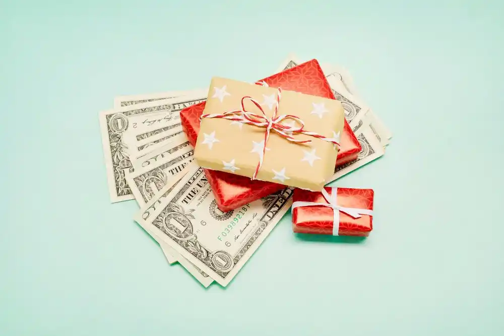 Here’s Who and How Much to Tip at the Holidays (And When To Give Gifts Instead)